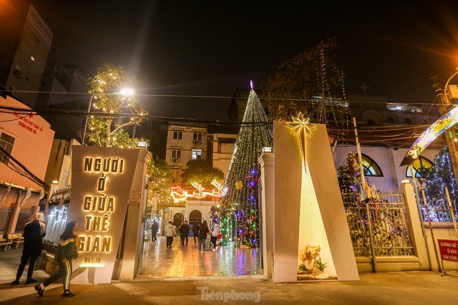 Các nhà thờ lớn ở Hà Nội trang hoàng lung linh chào đón Giáng sinh - Ảnh 14.
