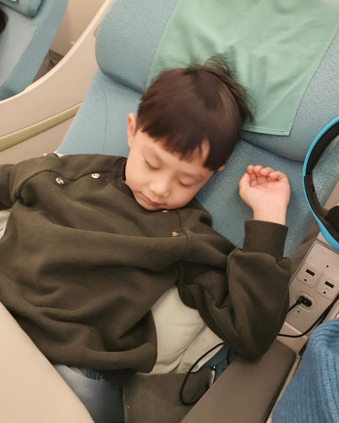 Đại gia đ&igrave;nh Heechul (Super Junior) tới Đ&agrave; Nẵng du lịch, diện mạo 2 thi&ecirc;n thần nhỏ g&acirc;y ch&uacute; &yacute; - Ảnh 4.