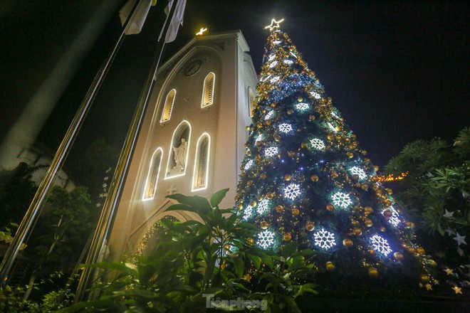 Các nhà thờ lớn ở Hà Nội trang hoàng lung linh chào đón Giáng sinh - Ảnh 11.