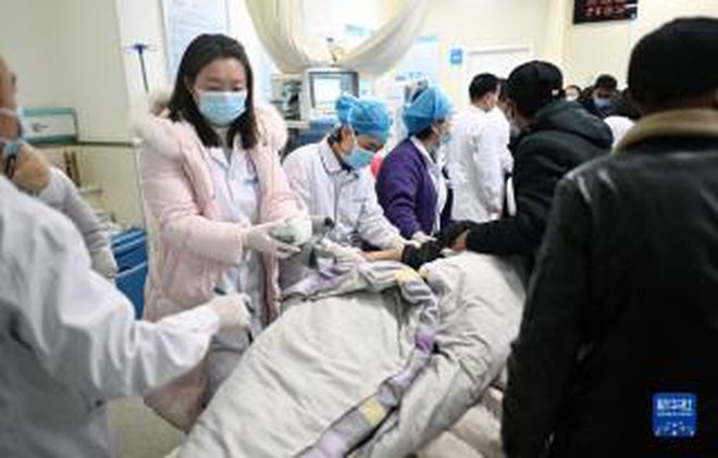 Hiện trường trận động đất khiến hơn 100 người chết tại Trung Quốc: Cứu hộ xuyên đêm tìm người bị vùi lấp trong cái lạnh dưới 0 độ C - Ảnh 4.
