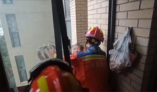 Qu&ecirc;n ch&igrave;a kh&oacute;a, b&agrave; l&atilde;o tr&egrave;o cửa sổ v&agrave;o nh&agrave; v&agrave; bị treo lơ lửng ở tầng 14 - Ảnh 2.