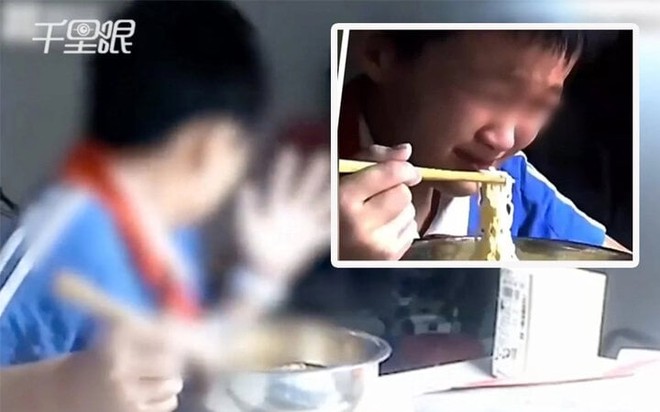 &Ocirc;ng nội cắn ch&aacute;u trai để phạt tội rửa b&aacute;t chậm, dư luận b&ugrave;ng cơn giận dữ - Ảnh 1.