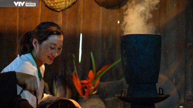 Du kh&aacute;ch nước ngo&agrave;i th&iacute;ch th&uacute; trải nghiệm l&agrave;m x&ocirc;i ngũ sắc c&ugrave;ng đồng b&agrave;o d&acirc;n tộc Mường T&acirc;n Sơn - Ph&uacute; Thọ - Ảnh 5.