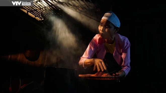 Du kh&aacute;ch nước ngo&agrave;i th&iacute;ch th&uacute; trải nghiệm l&agrave;m x&ocirc;i ngũ sắc c&ugrave;ng đồng b&agrave;o d&acirc;n tộc Mường T&acirc;n Sơn - Ph&uacute; Thọ - Ảnh 4.