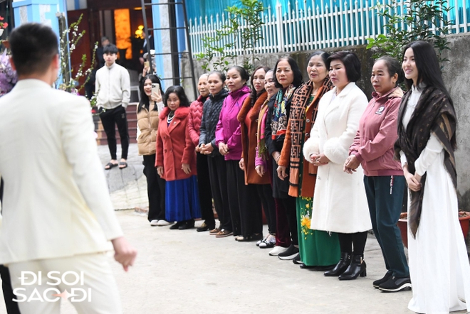 Quang Hải cực tình cảm hết nựng má lại nắm tay Chu Thanh Huyền trong lễ dạm ngõ - Ảnh 4.