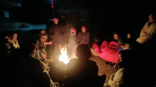 Người d&acirc;n chỉ kịp quấn chăn chạy giữa t&acirc;m chấn động đất ở Trung Quốc - Ảnh 2.