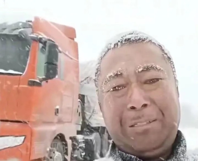 Lái xe vào vùng bão tuyết nguy hiểm, tài xế xe tải bật khóc nức nở vì bất lực, nói ra 1 điều hối hận khiến dân mạng chạnh lòng - Ảnh 3.