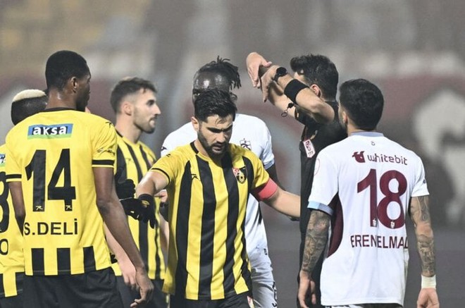Hết bê bối đấm trọng tài, bóng đá Thổ Nhĩ Kỳ tái hiện vết nhơ V.League năm xưa - Ảnh 1.