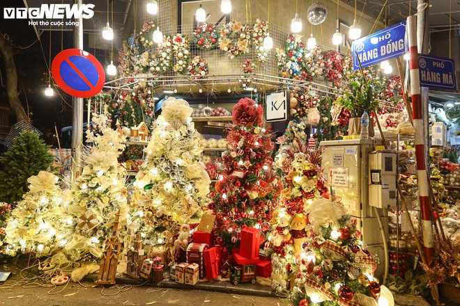Khách xem nhiều hơn mua, thị trường đồ trang trí Giáng sinh ở Hà Nội cảm lạnh - Ảnh 10.