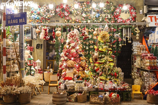 Khách xem nhiều hơn mua, thị trường đồ trang trí Giáng sinh ở Hà Nội cảm lạnh - Ảnh 9.