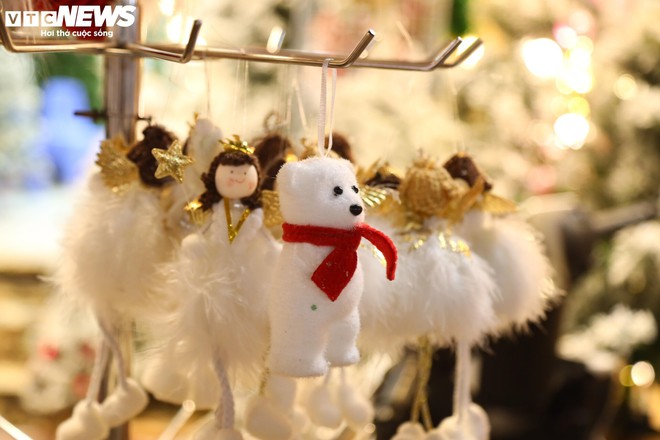 Khách xem nhiều hơn mua, thị trường đồ trang trí Giáng sinh ở Hà Nội cảm lạnh - Ảnh 6.