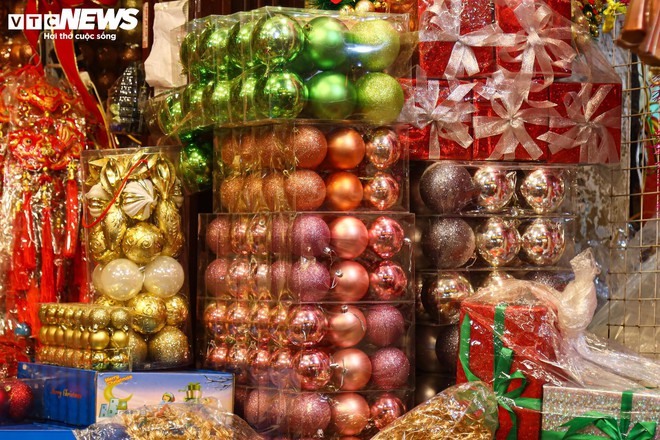 Khách xem nhiều hơn mua, thị trường đồ trang trí Giáng sinh ở Hà Nội cảm lạnh - Ảnh 5.
