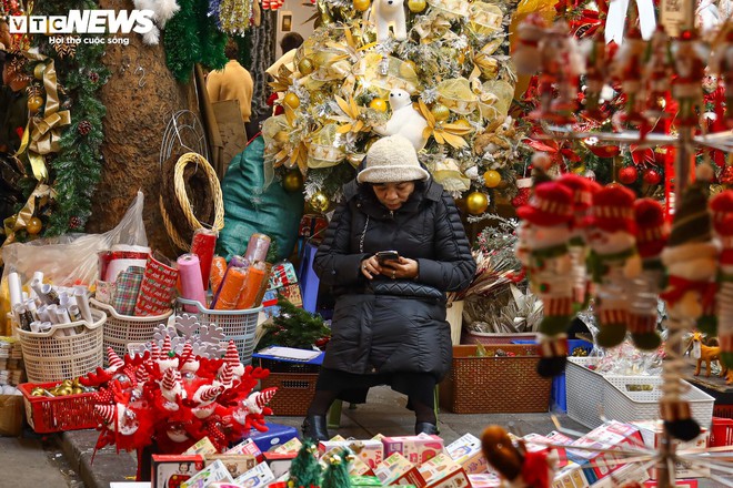 Kh&aacute;ch xem nhiều hơn mua, thị trường đồ trang tr&iacute; Gi&aacute;ng sinh ở H&agrave; Nội cảm lạnh - Ảnh 4.