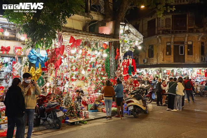 Khách xem nhiều hơn mua, thị trường đồ trang trí Giáng sinh ở Hà Nội cảm lạnh - Ảnh 3.