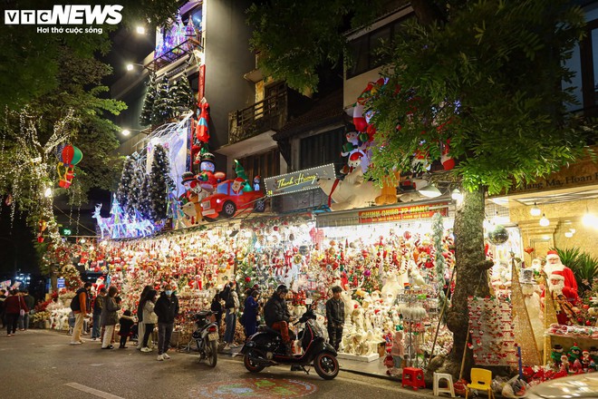 Khách xem nhiều hơn mua, thị trường đồ trang trí Giáng sinh ở Hà Nội cảm lạnh - Ảnh 2.