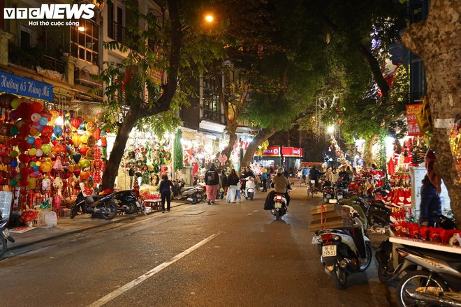 Khách xem nhiều hơn mua, thị trường đồ trang trí Giáng sinh ở Hà Nội cảm lạnh - Ảnh 19.