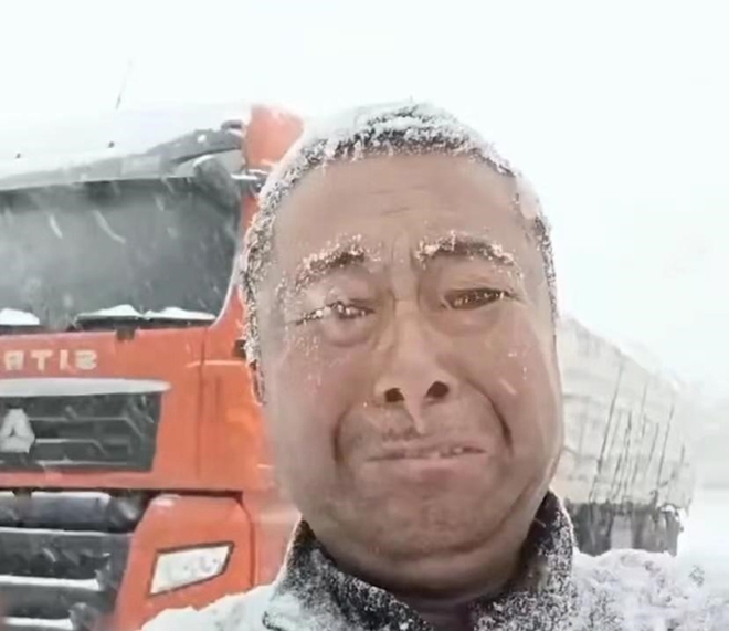 Lái xe vào vùng bão tuyết nguy hiểm, tài xế xe tải bật khóc nức nở vì bất lực, nói ra 1 điều hối hận khiến dân mạng chạnh lòng - Ảnh 2.