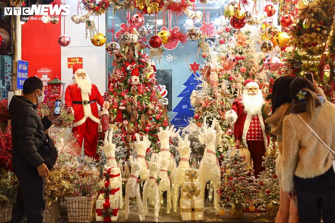 Khách xem nhiều hơn mua, thị trường đồ trang trí Giáng sinh ở Hà Nội cảm lạnh - Ảnh 17.