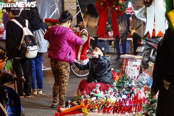 Khách xem nhiều hơn mua, thị trường đồ trang trí Giáng sinh ở Hà Nội cảm lạnh - Ảnh 14.