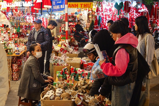 Khách xem nhiều hơn mua, thị trường đồ trang trí Giáng sinh ở Hà Nội cảm lạnh - Ảnh 13.