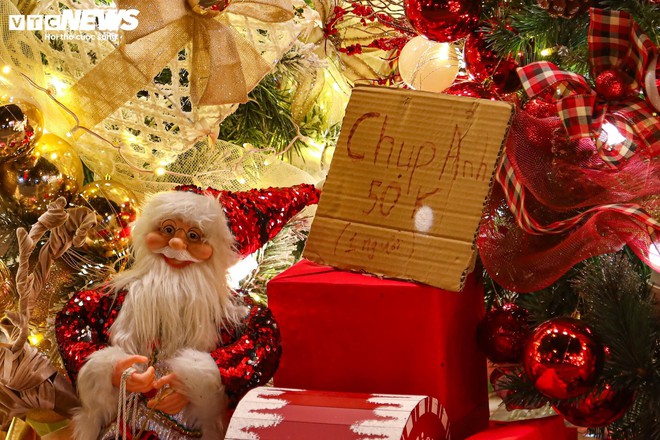 Kh&aacute;ch xem nhiều hơn mua, thị trường đồ trang tr&iacute; Gi&aacute;ng sinh ở H&agrave; Nội cảm lạnh - Ảnh 12.