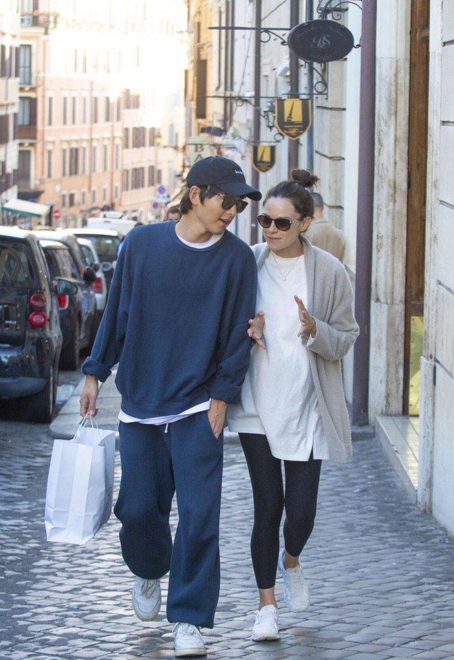 Song Joong Ki dạo phố c&ugrave;ng vợ v&agrave; qu&yacute; tử, c&oacute; khoảnh khắc thể hiện t&igrave;nh cảm với b&agrave; x&atilde; g&acirc;y ch&uacute; &yacute; - Ảnh 5.