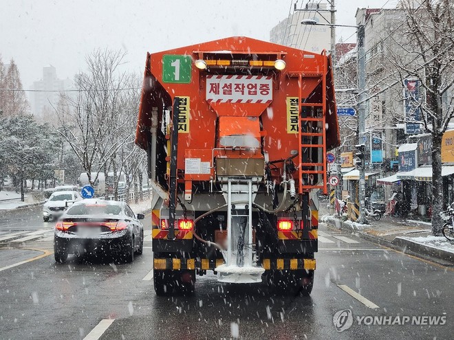 Chùm ảnh: Hàn Quốc đóng băng trong sóng lạnh Bắc Cực, băng tuyết trắng xóa bao phủ nhiều thành phố - Ảnh 12.