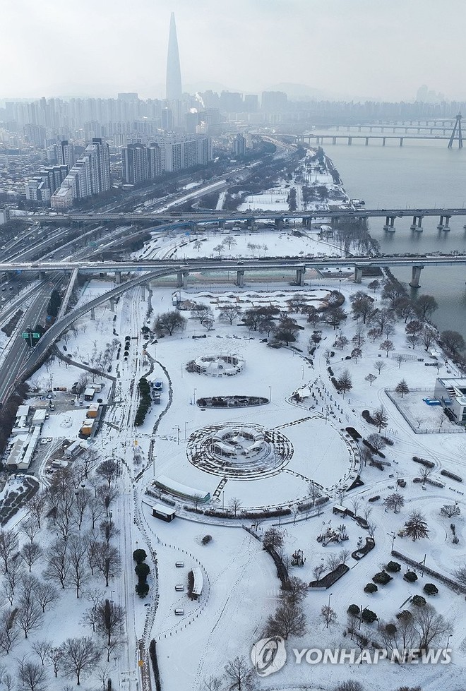 Chùm ảnh: Hàn Quốc đóng băng trong sóng lạnh Bắc Cực, băng tuyết trắng xóa bao phủ nhiều thành phố - Ảnh 3.