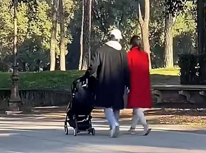 Song Joong Ki dạo phố c&ugrave;ng vợ v&agrave; qu&yacute; tử, c&oacute; khoảnh khắc thể hiện t&igrave;nh cảm với b&agrave; x&atilde; g&acirc;y ch&uacute; &yacute; - Ảnh 4.