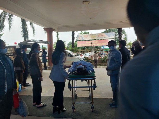 Nghệ An: Sập trần lớp học khiến nhiều học sinh bị thương - Ảnh 2.