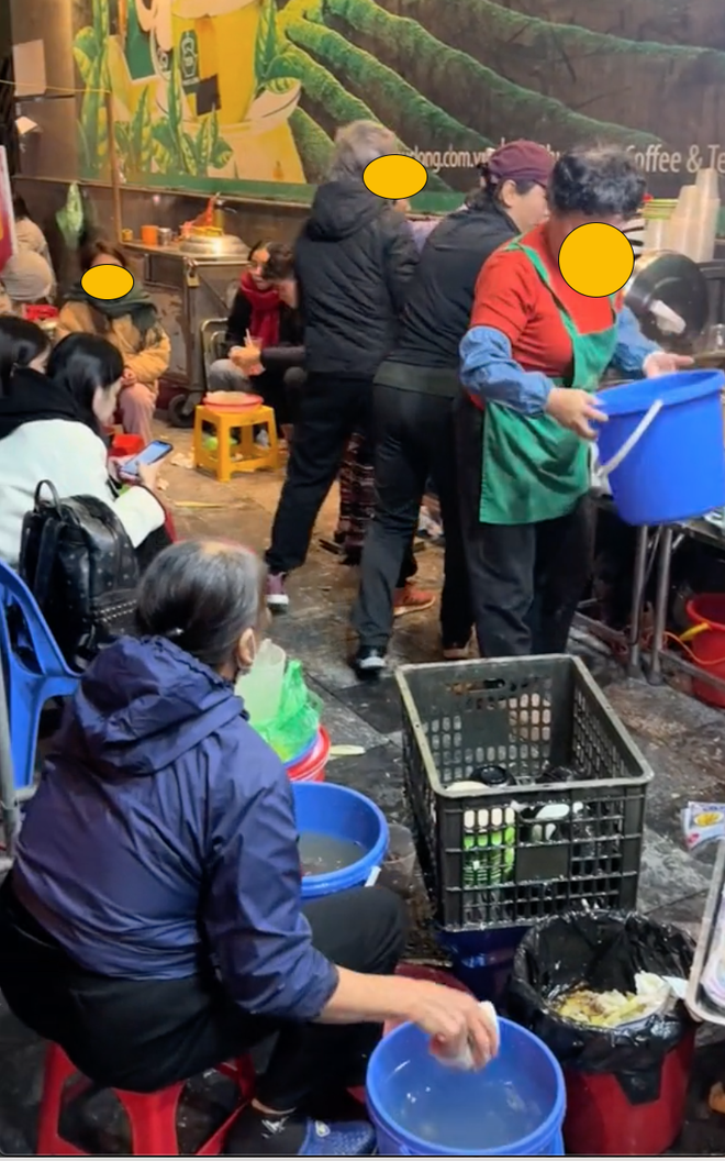Xôn xao thông tin hàng bánh trôi tàu trên phố cổ Hà Nội rửa bát bẩn, để đồ ăn ngay cạnh thùng rác - Ảnh 2.