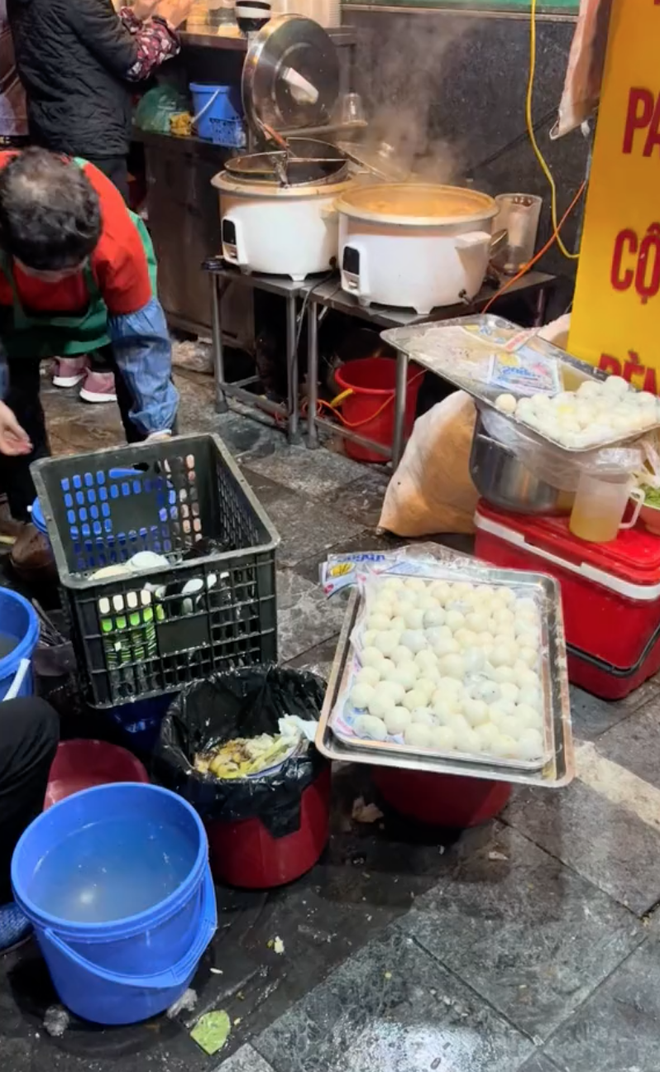 Xôn xao thông tin hàng bánh trôi tàu trên phố cổ Hà Nội rửa bát bẩn, để đồ ăn ngay cạnh thùng rác - Ảnh 1.