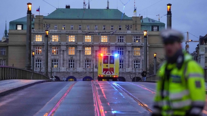 Praha mở đường dây nóng khủng hoảng, tăng cường hỗ trợ người dân sau vụ xả súng - Ảnh 1.