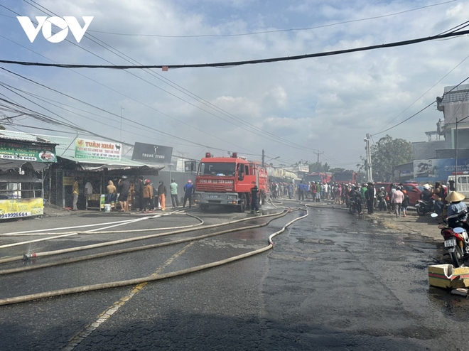 Cháy lớn làm thiệt hại nhiều nhà dân ở Tiền Giang - Ảnh 1.