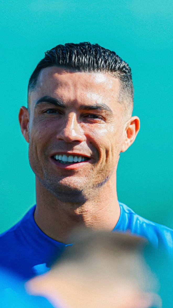 Ronaldo chia sẻ hình ảnh mới nhất, fan buồn bã: Huyền thoại cuối cùng cũng đã già - Ảnh 1.