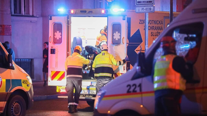 Khung cảnh hoảng loạn tại hiện trường vụ xả súng trường đại học tại Praha khiến ít nhất 39 người thương vong - Ảnh 6.