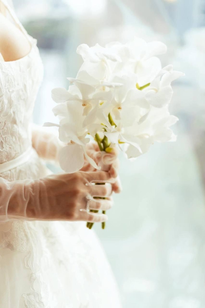 Diễm My 9X dùng 3 bó hoa ngày cưới: 1 bó chưa được cô dâu Vbiz nào dùng, ý nghĩa loài hoa cầm vào lễ đường mới đặc biệt - Ảnh 4.