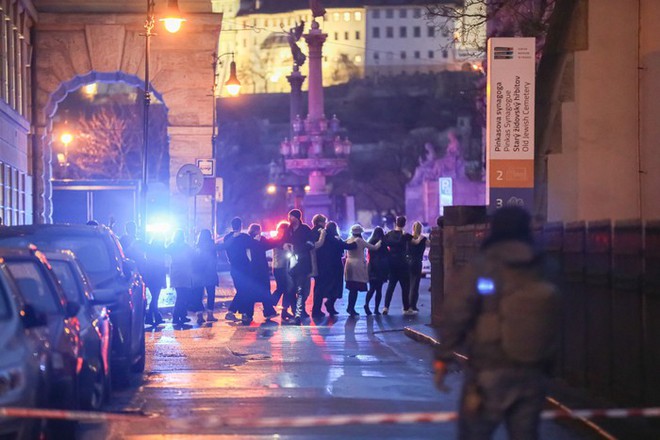 Khung cảnh hoảng loạn tại hiện trường vụ xả súng trường đại học tại Praha khiến ít nhất 39 người thương vong - Ảnh 5.
