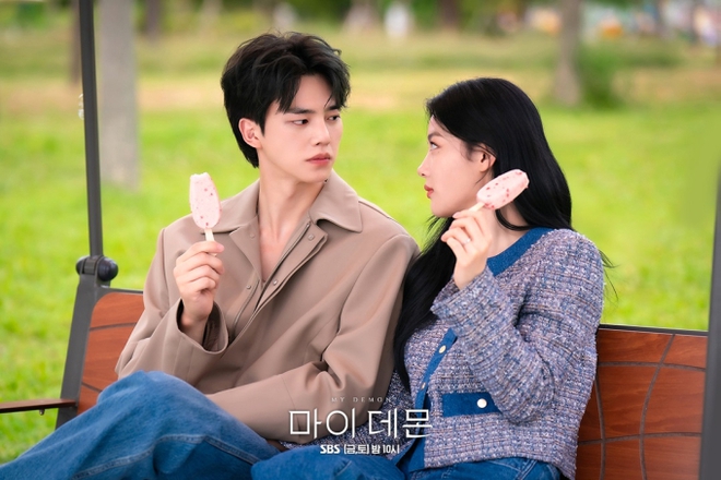 Cặp đôi hot nhất phim Hàn hiện tại tình tứ ngọt hơn cả đường: Nhà gái cười một cái là sáng bừng khung hình - Ảnh 1.