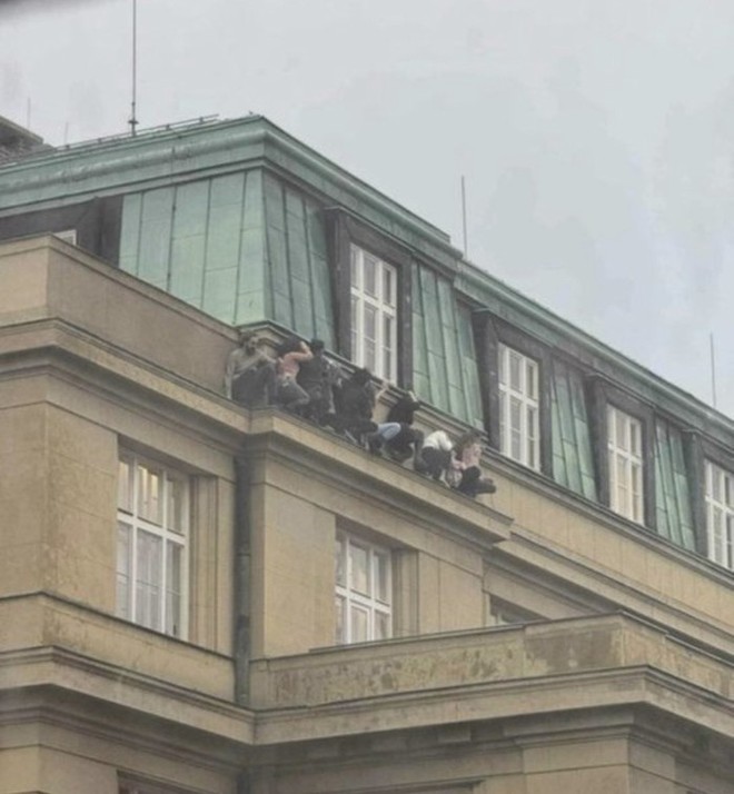 Khung cảnh hoảng loạn tại hiện trường vụ xả súng trường đại học tại Praha khiến ít nhất 39 người thương vong - Ảnh 3.