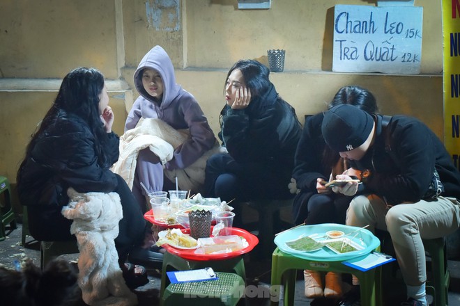 Rét 10 độ, giới trẻ Hà Nội xuống phố ăn kem, uống trà chanh thưởng thức tiết trời lạnh ngọt - Ảnh 8.