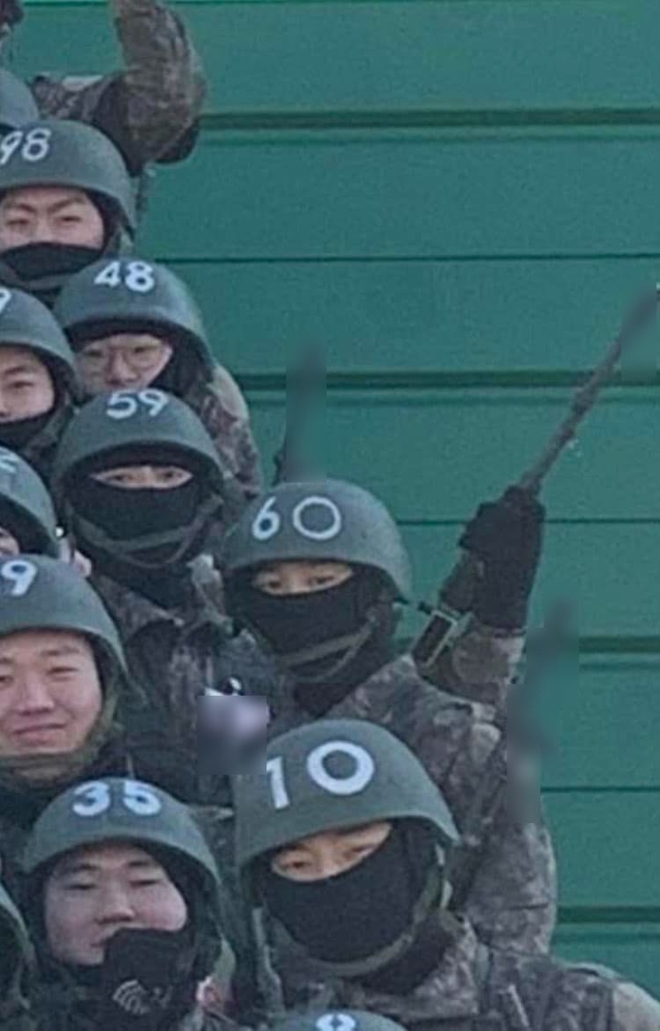 Hot rần rần ảnh hiếm của Jimin - Jungkook (BTS) trong quân đội, chỉ lộ mỗi đôi mắt cũng đủ gây bão mạng - Ảnh 2.