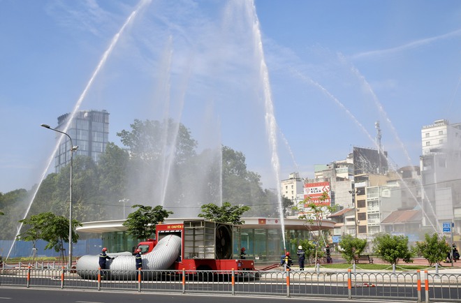 CLIP: Diễn tập chữa cháy lớn chưa từng có ở metro Bến Thành - Suối Tiên - Ảnh 6.