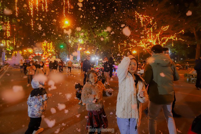 Người dân Hà Nội ngắm tuyết rơi đón Giáng sinh trên phố đi bộ - Ảnh 3.