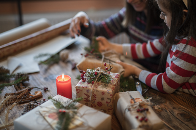 Những truyền thống Giáng sinh: Từ nụ hôn dưới cây tầm gửi đến món quà dưới cây thông - Ảnh 4.