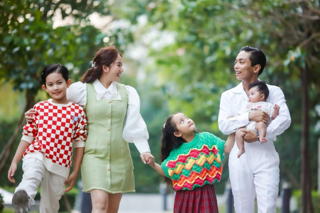 Cùng Phan Hiển chụp ảnh gia đình ấm áp đón giáng sinh, Khánh Thi bật khóc nức nở vì điều này - Ảnh 6.