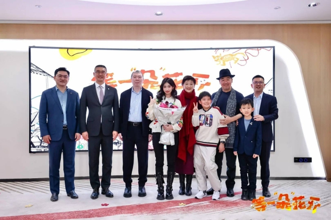 Con g&aacute;i &ocirc;ng tr&ugrave;m showbiz Hoa ngữ Ph&ugrave;ng Tiểu Cương g&acirc;y sốt với nhan sắc xinh đẹp khi xuất hiện b&ecirc;n bố mẹ - Ảnh 1.