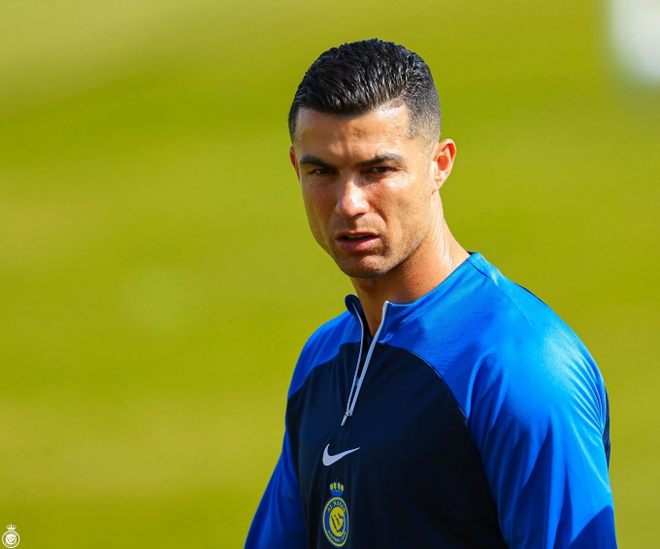 Phản ứng hài hước của Ronaldo khi người ngồi cạnh nói không ngừng, gây sốt với hơn 18 triệu lượt xem - Ảnh 5.