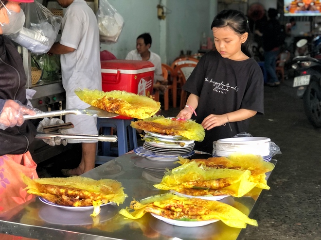 Tiệm bánh xèo hot nhất lúc này tại TP.HCM bởi &quot;đầu bếp&quot; mới 12 tuổi và hoàn cảnh khiến nhiều người cảm mến - Ảnh 7.