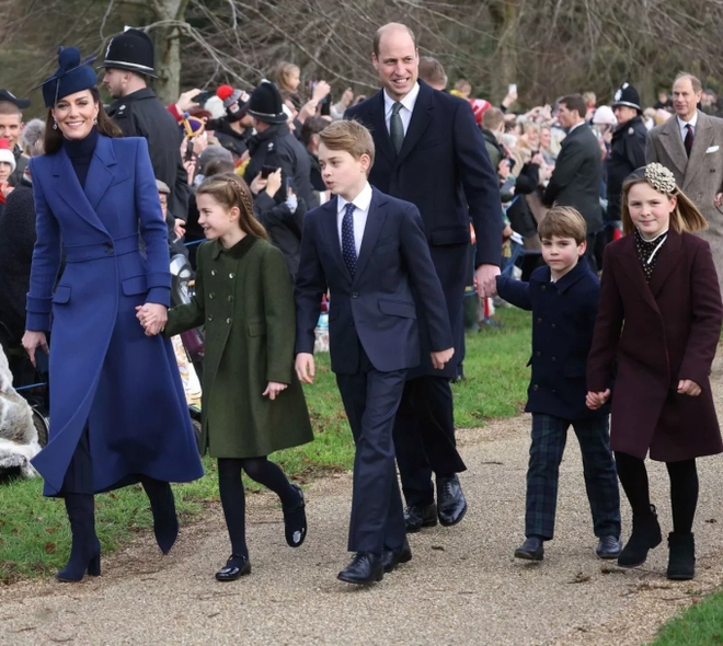 Kate và William chúc cả thế giới mùa Giáng sinh vui vẻ với bức ảnh mới của 3 con, Charlotte là tâm điểm chú ý vì hành động vô tư - Ảnh 3.